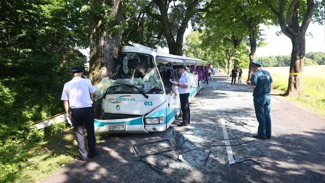 «Он вправо вильнул»: пассажиры и очевидцы — о ДТП с автобусом под Янтарным