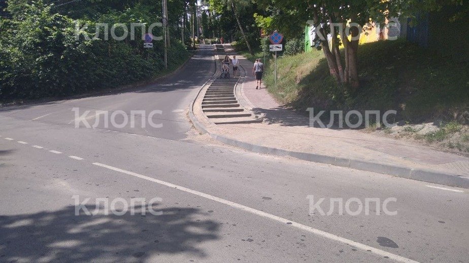 В Светлогорске часть дороги на подъеме к «Янтарь холлу» перевели под тротуар (фото) - Новости Калининграда | Фото: Константин Сериков / «Клопс» В Светлогорске часть дороги на подъеме к «Янтарь холлу» перевели под тротуар (фото) - Новости Калининграда | Фото: Константин Сериков / «Клопс»