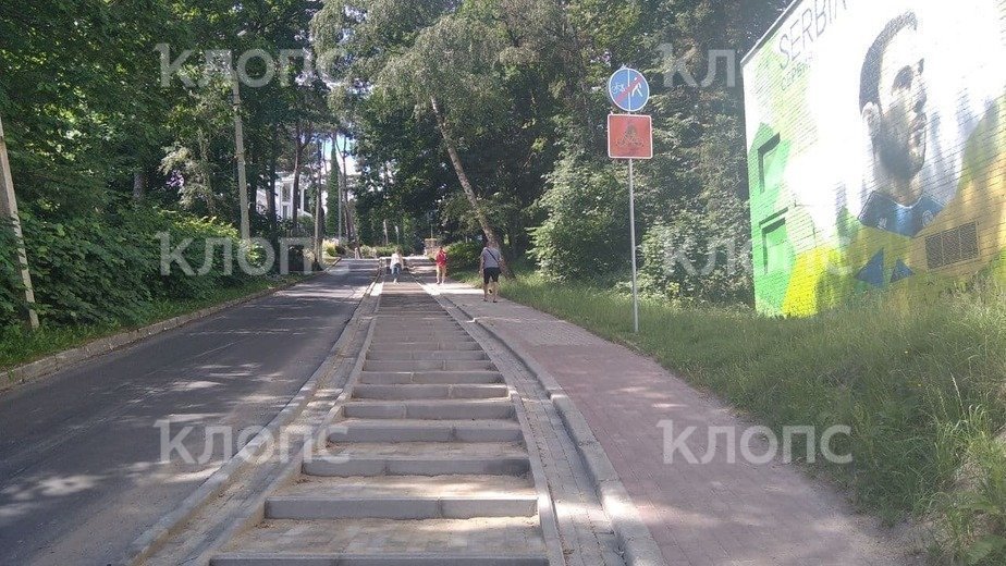 В Светлогорске часть дороги на подъеме к «Янтарь холлу» перевели под тротуар (фото) - Новости Калининграда | Фото: Константин Сериков / «Клопс» В Светлогорске часть дороги на подъеме к «Янтарь холлу» перевели под тротуар (фото) - Новости Калининграда | Фото: Константин Сериков / «Клопс»