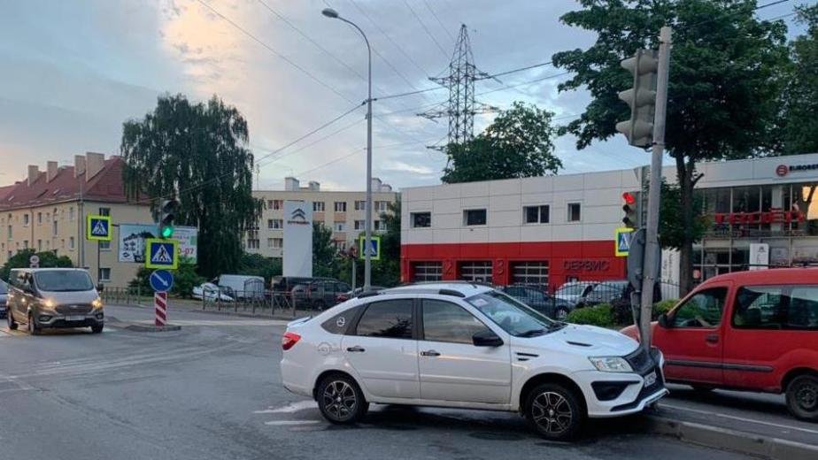 В Калининграде легковушка врезалась в опору светофора (фото) - Новости Калининграда | Фото: пресс-служба УМВД России по Калининградской области В Калининграде легковушка врезалась в опору светофора (фото) - Новости Калининграда | Фото: пресс-служба УМВД России по Калининградской области
