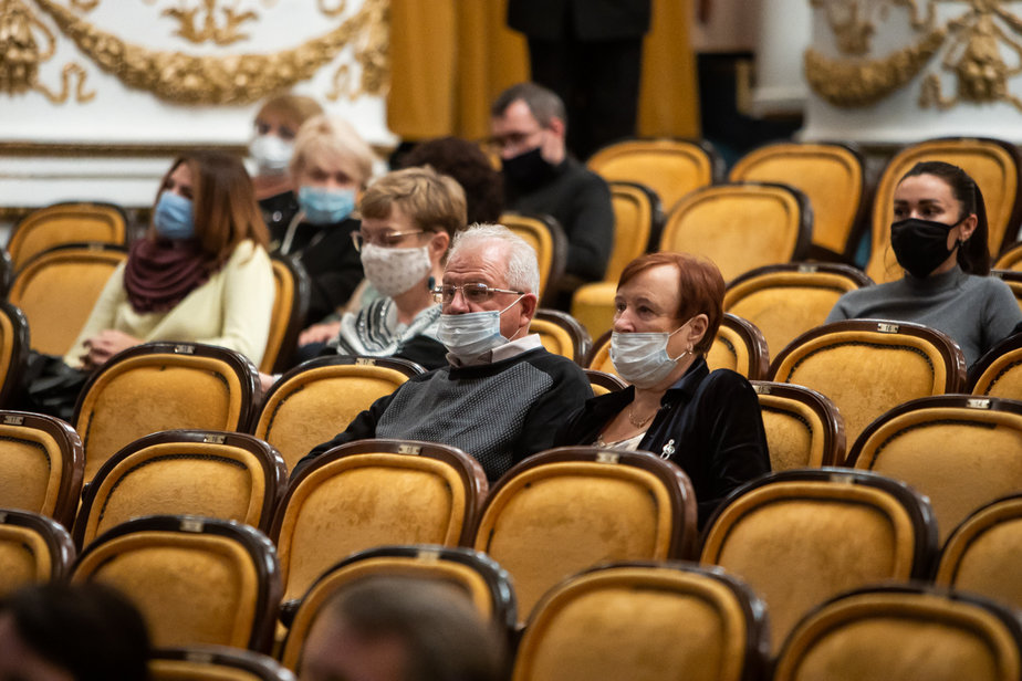 На картинке изображено ключевое событие связанное с вступлением на престол императрицы