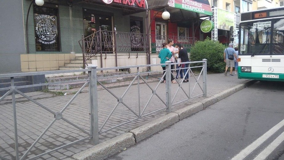 Участники происшествия дожидаются полицию и скорую помощь | Фото: очевидцы Участники происшествия дожидаются полицию и скорую помощь | Фото: очевидцы