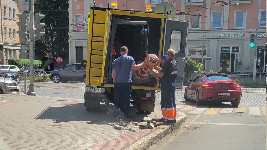 Очистят и вернут на место: сотрудники МЧС рассказали о судьбе гидранта с Комсомольской - Новости Калининграда | Фото: очевидец Очистят и вернут на место: сотрудники МЧС рассказали о судьбе гидранта с Комсомольской - Новости Калининграда | Фото: очевидец