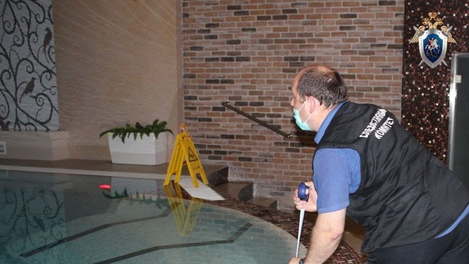 В Калининграде проведут проверку после ЧП в СПА-центре, где девочку за волосы засосало в слив бассейна - Новости Калининграда | Фото: региональный СКР В Калининграде проведут проверку после ЧП в СПА-центре, где девочку за волосы засосало в слив бассейна - Новости Калининграда | Фото: региональный СКР