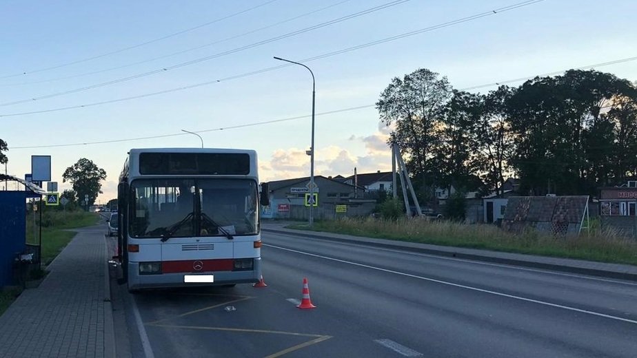 В Гурьевском районе автобус сбил упавшую на дорогу пенсионерку (фото) - Новости Калининграда | Фото: пресс-служба УМВД России по Калининградской области В Гурьевском районе автобус сбил упавшую на дорогу пенсионерку (фото) - Новости Калининграда | Фото: пресс-служба УМВД России по Калининградской области