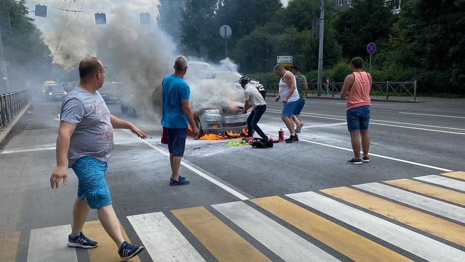 «Сгорела за 8 минут»: очевидцы — о ЧП со Škoda на Советском проспекте - Новости Калининграда | Фото очевидца «Сгорела за 8 минут»: очевидцы — о ЧП со Škoda на Советском проспекте - Новости Калининграда | Фото очевидца