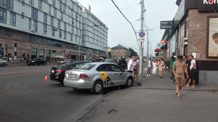 На ул. Черняховского столкнулись такси и Hyundai, одна из машин выехала на тротуар - Новости Калининграда | Фото очевидцев На ул. Черняховского столкнулись такси и Hyundai, одна из машин выехала на тротуар - Новости Калининграда | Фото очевидцев