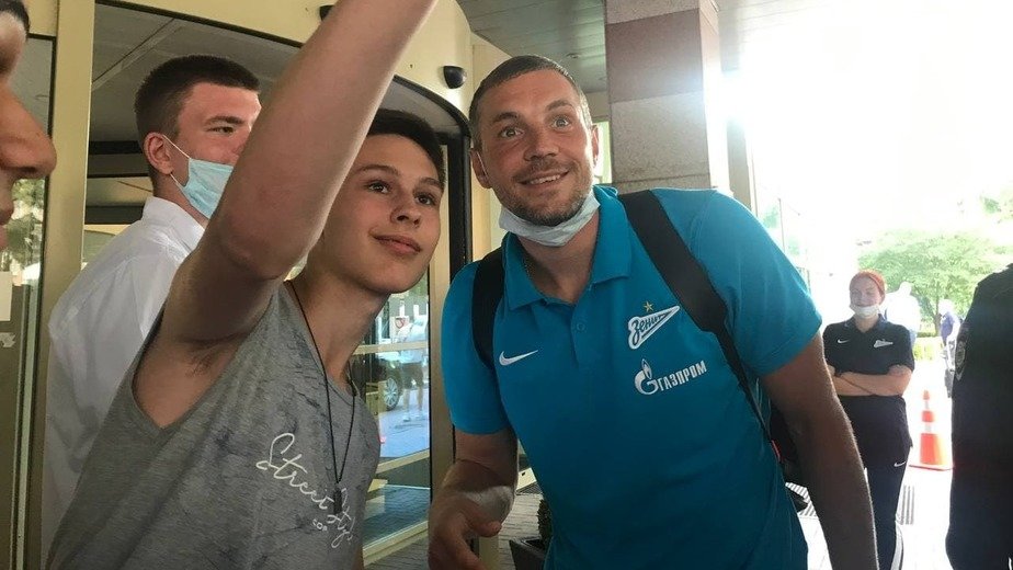 Фото и автографы всем желающим: Артём Дзюба пообщался с фанатами в центре Калининграда - Новости Калининграда Фото и автографы всем желающим: Артём Дзюба пообщался с фанатами в центре Калининграда - Новости Калининграда