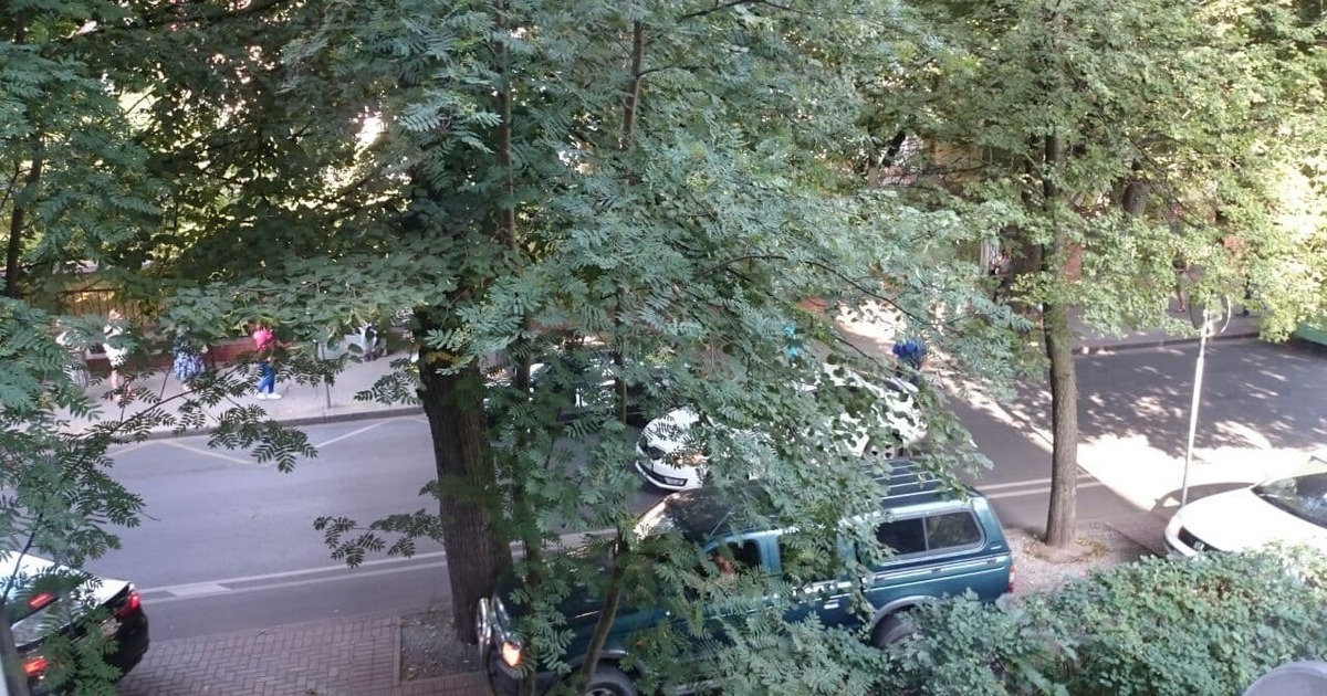 «Машины едут по тротуару»: на Комсомольской из-за аварии образовалась ...