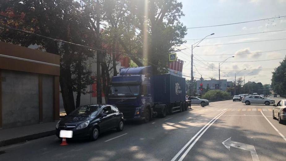 На проспекте Победы фура врезалась в легковую машину (фото) - Новости Калининграда | Фото: пресс-служба УМВД России по Калининградской области На проспекте Победы фура врезалась в легковую машину (фото) - Новости Калининграда | Фото: пресс-служба УМВД России по Калининградской области
