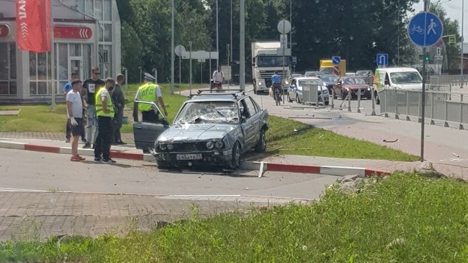 В Калининграде BMW пробил забор и вылетел на газон (фото) - Новости Калининграда | Фото: очевидец В Калининграде BMW пробил забор и вылетел на газон (фото) - Новости Калининграда | Фото: очевидец