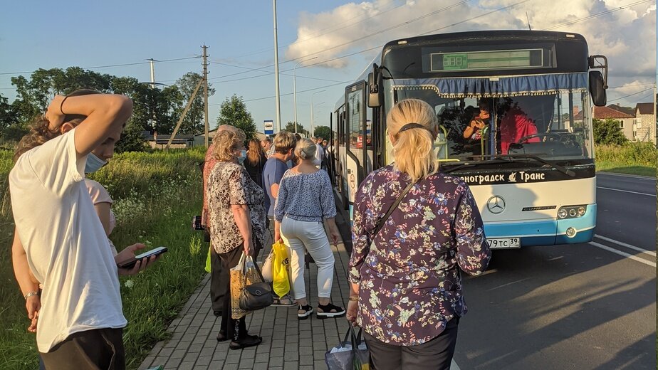 От остановки одновременно в одном направлении отъезжают два автобуса