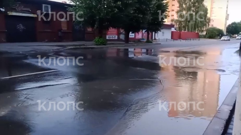 Водители перекрыли Портовую, чтобы асфальт не провалился из-за прорыва трубы - Новости Калининграда | Фото: читатель «Клопс» Водители перекрыли Портовую, чтобы асфальт не провалился из-за прорыва трубы - Новости Калининграда | Фото: читатель «Клопс»