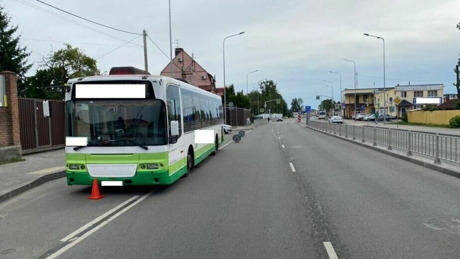 От автобусной остановки одновременно в одном направлении отошли автобус и пешеход скорость автобуса