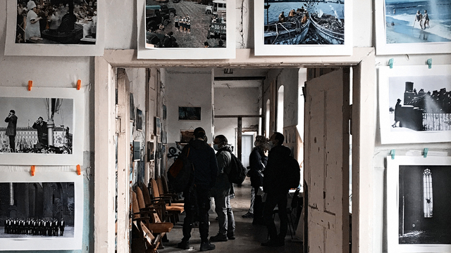 Картинки на прищепках: как в замке Инстербург в Черняховске прошёл фестиваль фотографии (фото)