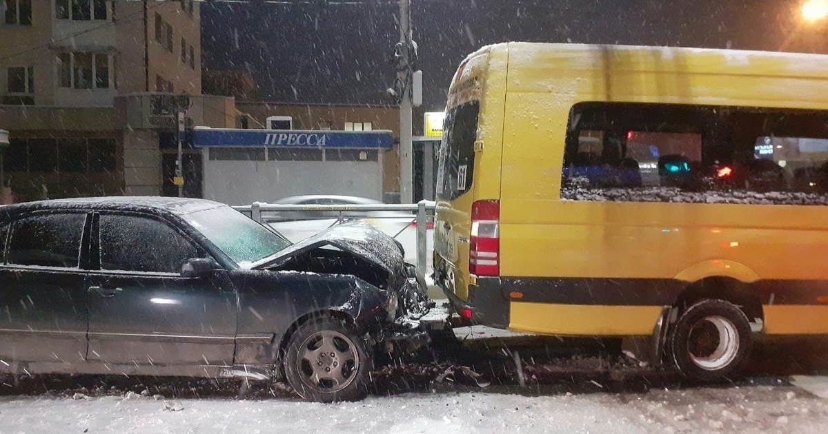 Клопс калининград последние. Авария машина под автобус. Авария автобуса сегодня. ДТП С участием маршрутки 20 Гипрокаучук.