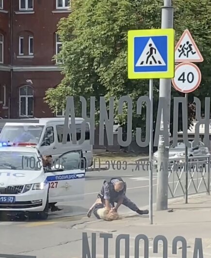 Фото при задержании с табличкой