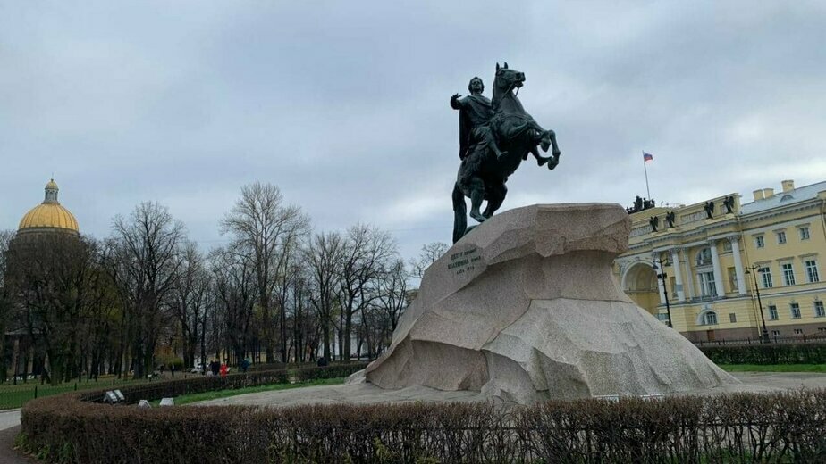 Медный всадник гром камень. Постамент медного всадника. Радуга над медным всадником. Всадник в Калининграде. Медный всадник шахматы.