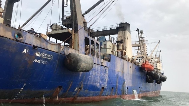 «Жжём мусор, чтобы подогреть кофе»: калининградские моряки — о жизни на застрявшем в Мавритании судне