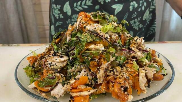Крамбл, кимчи и салаты: 7 необычных рецептов из хурмы (видео)