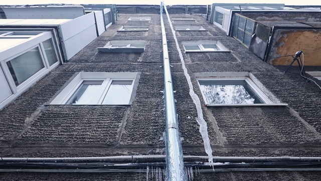 Фото дня: в Калининграде четырёхэтажная «электрососулька» свисает с крыши   