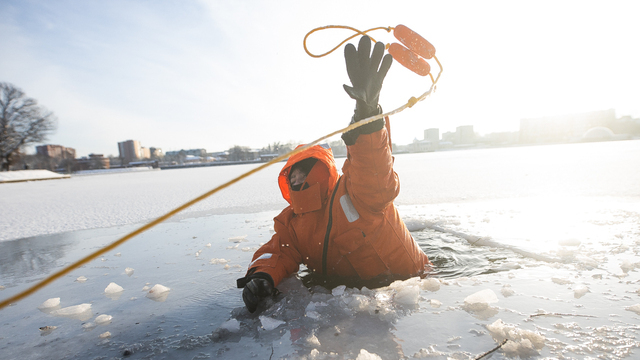 3 минуты на спасение: корреспондент «Клопс» провалился под лёд на Верхнем озере (репортаж)