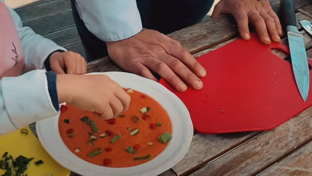 Не только окрошка и холодник: 3 рецепта летних супов (видео)